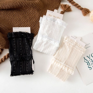 Set di calze in pizzo con volant in nero bianco e beige con righe traforate verticali