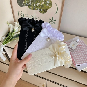 Détail de trois paires de chaussettes style JK avec nœuds satinés et perles