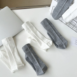 Vertical striped calf socks in white and grey, breathable cotton blend fabric