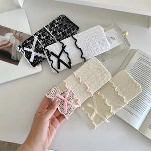 Détails à plat de chaussettes en dentelle avec textures en maille et nœuds en ruban