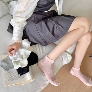 Vue détaillée de chaussettes en coton côtelé respirant en couleurs pastel et texture douce