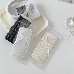 Chaussettes style ballet avec nœud en noir, blanc et beige, maille rayée respirante