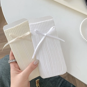 Gros plan de chaussettes à nœud style ballet avec tricot ajouré et tissu respirant