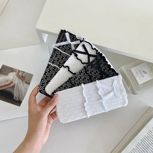 Détail de chaussettes en dentelle avec nœuds délicats et texture ajourée respirante