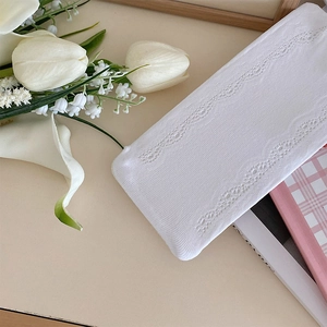 Détail de chaussettes blanches à dentelle avec texture de tricot en maille ajourée