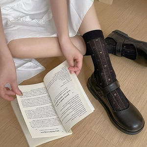 Chaussures Mary Jane noires avec chaussettes à motif cœur pour un style rétro vintage