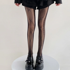 Détail de collants résille noirs avec motifs nœuds 3D et textures ajourées verticales