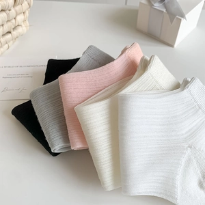 Détail de la texture en tricot de chaussettes en coton multicolores aux tons neutres