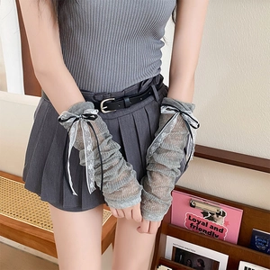 Détails de manchettes Lolita en dentelle grise avec nœuds noirs et maille plissée