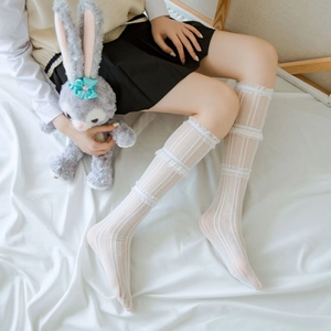 Dettaglio di calze autoreggenti bianche con pizzo a strati e righe stile Lolita
