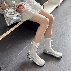 Chaussures Mary Jane argentées avec bride et chaussettes blanches ornées de nœuds