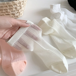 Détail de chaussettes d'été roses transparentes avec texture côtelée et tissu respirant