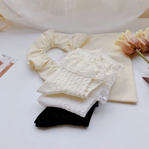 Vue détaillée de trois paires de chaussettes en coton avec bordure en dentelle élégante
