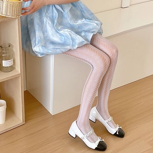 Détails de collants blancs en résille avec motifs de nœuds et texture tressée élégante