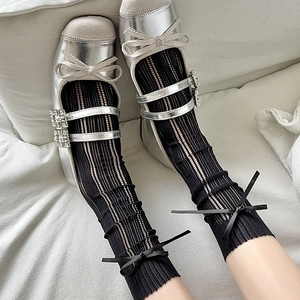 Chaussettes résille style ballet avec nœuds et chaussures Mary Jane argentées chic