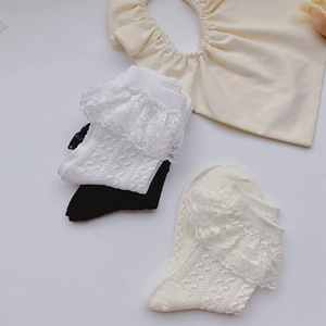Détail de chaussettes blanches à motif ondulé avec dentelle délicate et maille ajourée