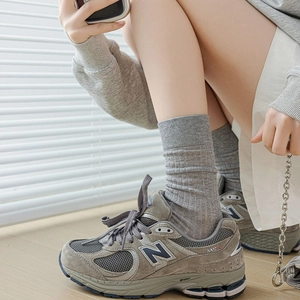 Baskets New Balance 2002R grises classiques avec chaussettes respirantes en coton côtelé