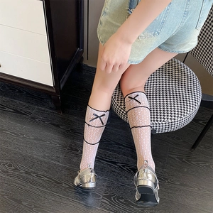 Chaussettes hautes en dentelle blanche avec rubans noirs et style ballet doux