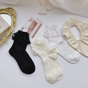 Trois paires de chaussettes à bordure en dentelle en noir, beige et blanc à maille torsadée
