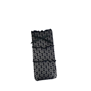 Chaussettes résille noires en dentelle avec nœud doux et bord festonné sur fond blanc