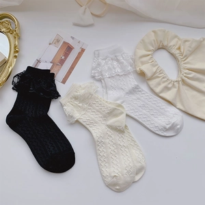 Détail de chaussettes rétro à dentelle avec texture tricotée ajourée en trois couleurs