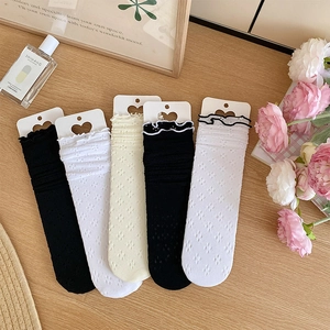 Pack de 5 paires de chaussettes ajourées à fleurs avec bords ondulés en noir, blanc et beige
