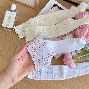 Détails de la dentelle florale ajourée sur des bas d'été blancs au style élégant
