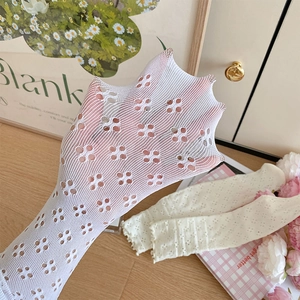 Détail de gants en dentelle blanche à fleurs ajourées avec bordures ondulées élégantes
