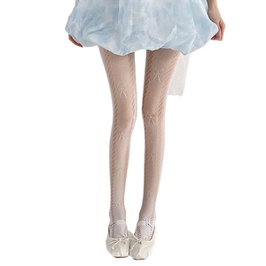 Collants blancs à motifs jacquard nœuds portés avec des ballerines élégantes