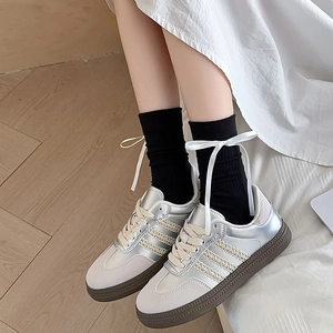 Baskets vintage argent et crème avec rayures et chaussettes noires à nœud ruban
