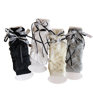 Scaldamuscoli in pizzo con fiocchi in nero e bianco per uno stile balletto e look JK