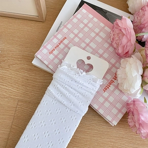 Détail de chaussettes blanches en dentelle ajourée avec bordure à volants