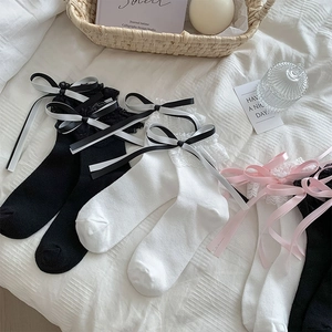 Chaussettes Lolita avec dentelle et nœuds en satin, design tricoté rayé noir et blanc