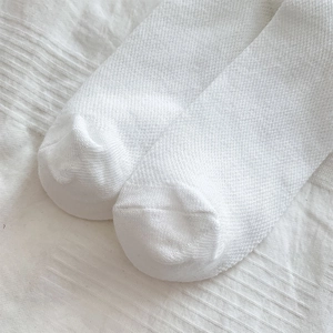 Détail de la texture tricotée et de la couture des orteils des chaussettes en dentelle