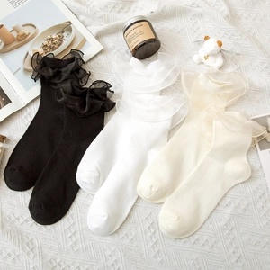 Trois paires de chaussettes Lolita blanches, beige et noires avec d'élégants volants en dentelle