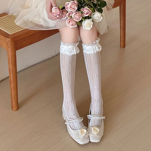 Détail de chaussettes blanches en dentelle avec motifs de cœur et bords volantés