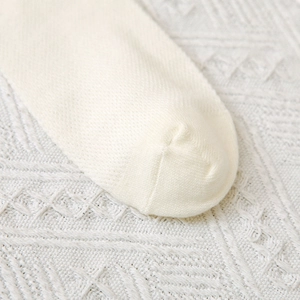 Gros plan détaillé de chaussettes Lolita blanches montrant la texture du tricot de coton