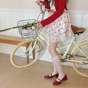 Chaussettes en tricot ajouré blanc de style japonais avec chaussures Mary Jane rouges