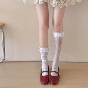 Détail de chaussettes blanches avec bordure en dentelle et motifs de cœurs ajourés