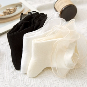 Détail de chaussettes pour femmes avec dentelle en organza en noir, blanc et beige