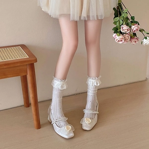 Vue détaillée de chaussettes en dentelle à motifs de cœurs et chaussures Mary Jane à perles
