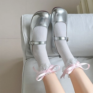 Chaussettes blanches à dentelle Lolita avec nœuds roses et Mary Janes argentées