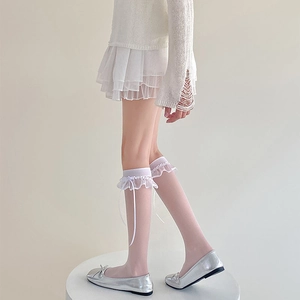 Chaussettes japonaises en dentelle blanche avec nœuds et bords à volants pour un style doux