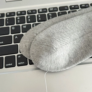 Detailaufnahme hellgrauer Rippstrick-Socken mit glatter, nahtloser Zehennaht-Verarbeitung