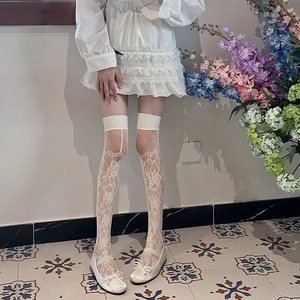 Gros plan de chaussettes hautes blanches en dentelle florale avec maille ajourée JK