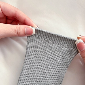 Detailansicht der grauen Baumwollsocken mit Rippenmuster und elastischer Stoffstruktur
