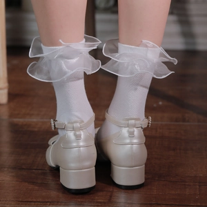 Socquettes Lolita blanches avec volants en mesh double épaisseur et chaussures Mary Jane