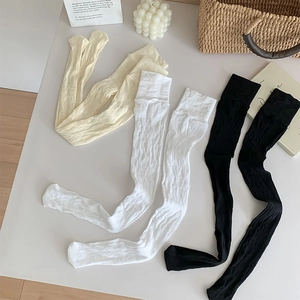 Trois paires de chaussettes hautes blanc beige et noir avec texture maille ajourée