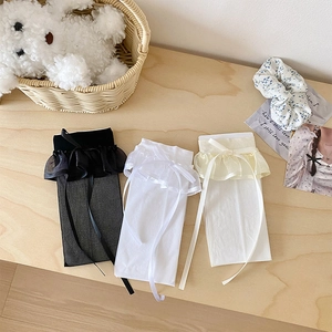 Vue détaillée de chaussettes mi-bas avec bordures en dentelle et nœuds rubans