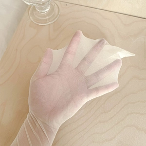 Gros plan de bas en dentelle transparents ultra-fins montrant l'élasticité et la texture